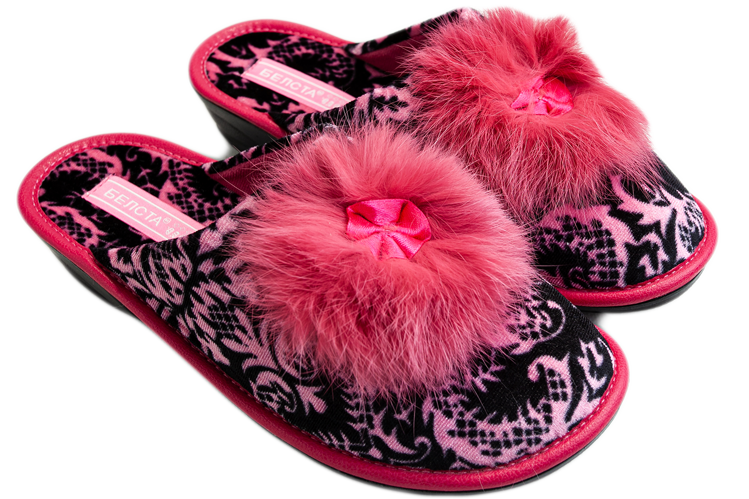 Женские закрытые тапочки БЕЛСТА из чёрного велюра с розовым принтом украшены мехом - 1