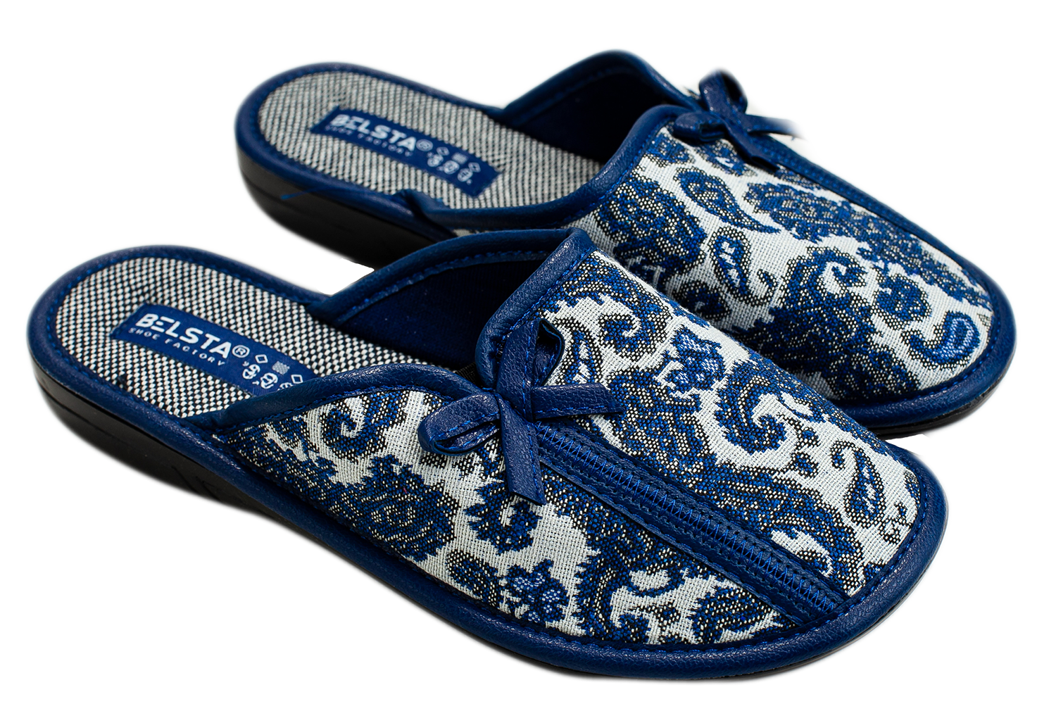 Женские закрытые тапочки БЕЛСТА из белого текстиля с синим принтом украшены бантиком - 1